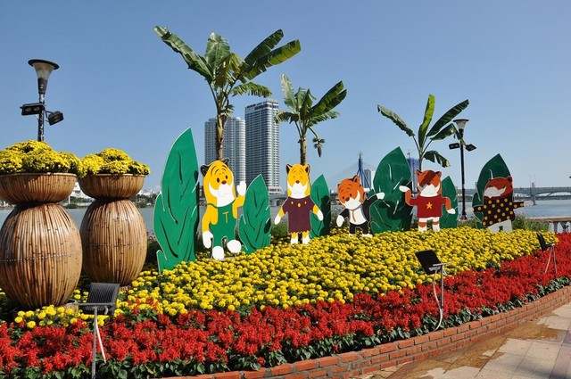 Muôn sắc hoa tươi bên bờ sông Hàn. Muôn sắc hoa tươi bên bờ sông Hàn.