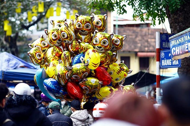 Hình ảnh &quot;ông Hổ&quot; tràn ngập phố phường.