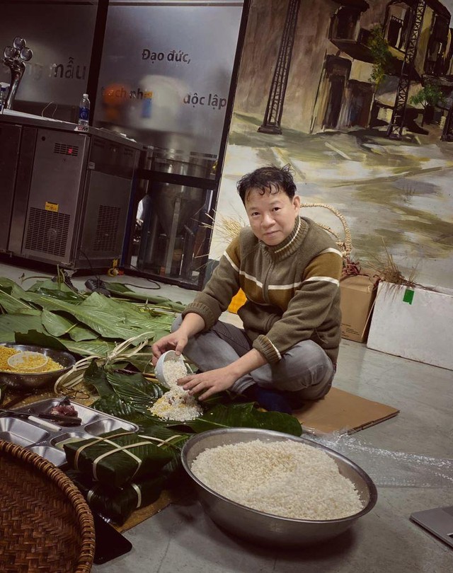 Theo ông Cường, gói bánh chưng cũng là cách luyện tập kỹ năng và thử thách tính kiên nhẫn. Hồi nhỏ, ông rất thích xem các cụ gói bánh và luộc bánh. Bánh dài hay vuông, mỏng hay dầy, tròn hay méo đều có ít nhiều tâm tư của người gói bánh