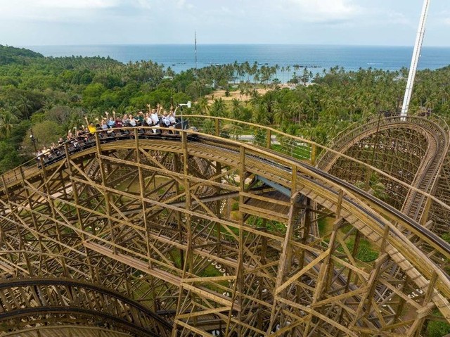 Mộc Xà Thịnh Nộ, trò chơi tàu lượn siêu tốc gỗ đầu tiên tại Việt Nam hút khách đến Hòn Thơm. Mộc Xà Thịnh Nộ, trò chơi tàu lượn siêu tốc gỗ đầu tiên tại Việt Nam hút khách đến Hòn Thơm.