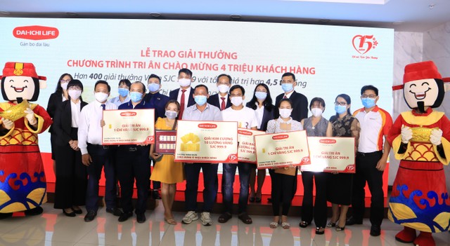 Các khách hàng may mắn trúng thưởng của Chương trình tri ân Chào mừng 4 triệu khách hàng chụp hình lưu niệm cùng Ban Giám đốc Công ty Dai-ichi Life Việt Nam. Các khách hàng may mắn trúng thưởng của Chương trình tri ân Chào mừng 4 triệu khách hàng chụp hình lưu niệm cùng Ban Giám đốc Công ty Dai-ichi Life Việt Nam.
