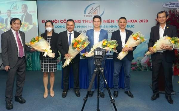 Ông Lữ Minh Sơn (ngoài cùng, bên phải) sẽ tạm giữ chức Chủ tịch HĐQT Thuduc House từ ngày 9/2, sau khi ông Lê Chí Hiếu (ngoài cùng. bên trái) gửi đơn từ nhiệm Ông Lữ Minh Sơn (ngoài cùng, bên phải) sẽ tạm giữ chức Chủ tịch HĐQT Thuduc House từ ngày 9/2, sau khi ông Lê Chí Hiếu (ngoài cùng. bên trái) gửi đơn từ nhiệm