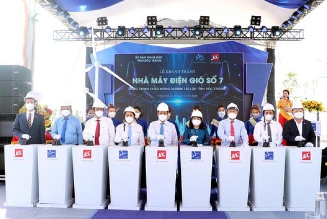 Lãnh đạo tỉnh Sóc Trăng và chủ đầu tư Dự án bấm nút vận hành Nhà máy Điện gió số 7