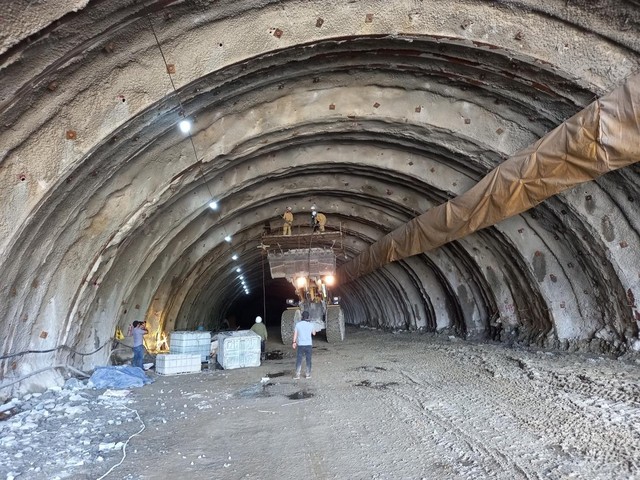 Thi công hầm Dốc Sạn trên cao tốc Bắc - Nam phía Đông giai đoạn 2017 - 2020.