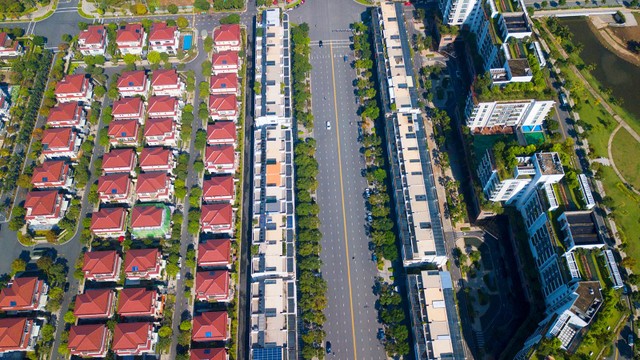 Giá nhà liền thổ tại TP.HCM tăng chóng mặt kể từ đầu năm 2022. Ảnh: Lê Toàn Giá nhà liền thổ tại TP.HCM tăng chóng mặt kể từ đầu năm 2022. Ảnh: Lê Toàn