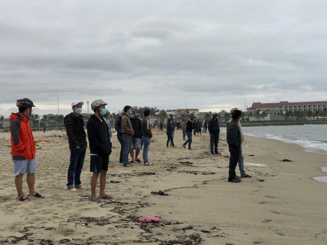 Người dân chờ tin từ lực lượng cứu hộ. Người dân chờ tin từ lực lượng cứu hộ.