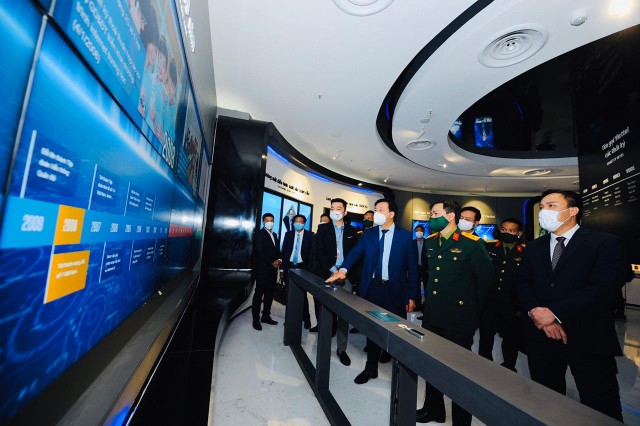 Đoàn công tác của tỉnh tham quan Trung tâm Dữ liệu Viettel IDC. Ảnh: Thành Chung