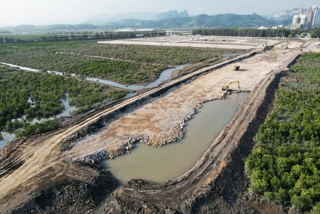 Thi công đường dẫn cầu Cửa Lục 3 phía Hoành Bồ bám sát theo hệ thống lạch sông để giảm tác động đến rừng ngập mặn trong khu vực. Ảnh: Đỗ Phương. Thi công đường dẫn cầu Cửa Lục 3 phía Hoành Bồ bám sát theo hệ thống lạch sông để giảm tác động đến rừng ngập mặn trong khu vực. Ảnh: Đỗ Phương.