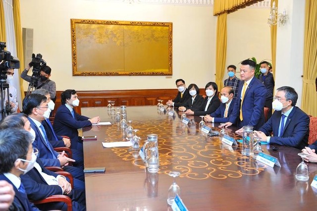 Ông Đặng Minh Trường, Chủ tịch HĐQT Tập đoàn Sun Group chia sẻ, Sun Group luôn đặt lợi ích của đất nước và trách nhiệm xã hội lên hàng đầu. Ông Đặng Minh Trường, Chủ tịch HĐQT Tập đoàn Sun Group chia sẻ, Sun Group luôn đặt lợi ích của đất nước và trách nhiệm xã hội lên hàng đầu.