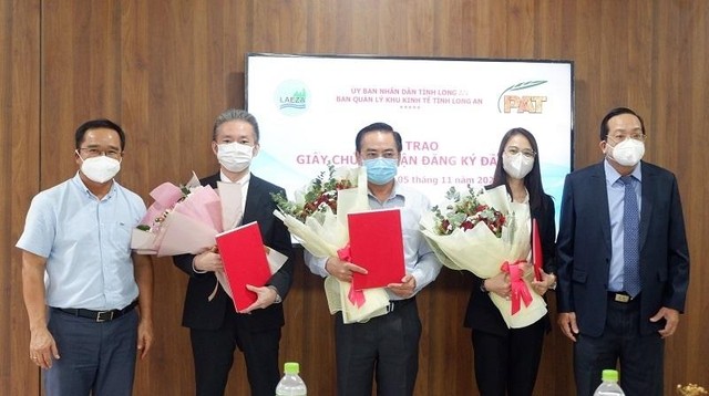 Lãnh đạo tỉnh Long An trao giấy chứng nhận đăng ký đầu tư cho các doanh nghiệp đầu tư vào khu công nghiệp của tỉnh trong tháng 11 năm 2021 Lãnh đạo tỉnh Long An trao giấy chứng nhận đăng ký đầu tư cho các doanh nghiệp đầu tư vào khu công nghiệp của tỉnh trong tháng 11 năm 2021