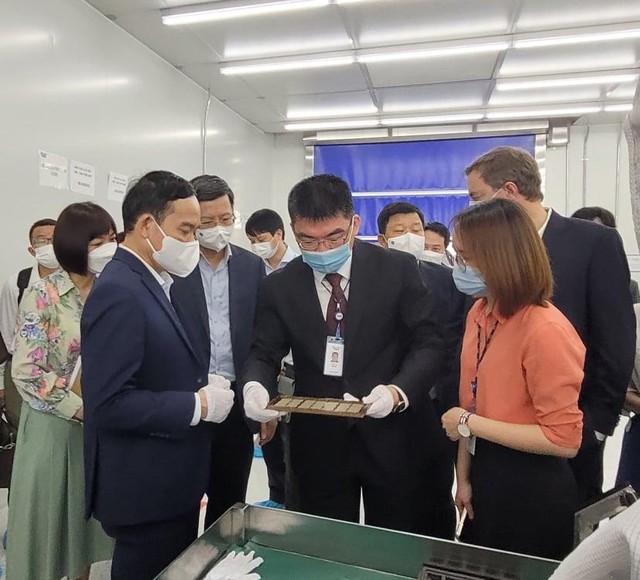 Lãnh đạo Thành ủy, UBND TP.Hải Phòng thăm Nhà máy sản xuất của Công ty TNHH USI Việt Nam. Ảnh: Thanh Sơn