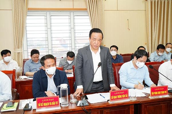 Giám đốc Sở Giao thông vận tải thành phố, ông Vũ Duy Tùng phát biểu tại cuộc họp