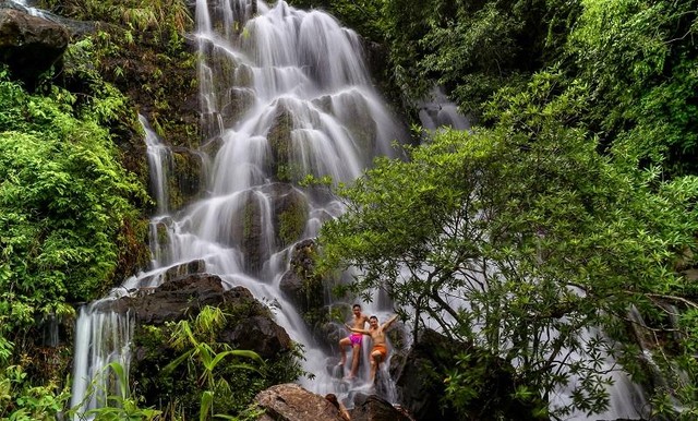 Hành trình chinh phục hệ thống thác từ các cấp độ khác nhau. Đây sẽ là trải nghiệm khó quên cho bạn. Suốt hành trình là những trải nghiệm không lặp lại. Du khách sẽ được ngắm nhìn và checkin những cây gỗ lớn. Hay cắm trại tại bãi đạn được ví như Đà Lạt hoặc trong rừng nguyên sinh. Nguồn ảnh Trung tâm Xúc tiến đầu tư Quảng Bình
