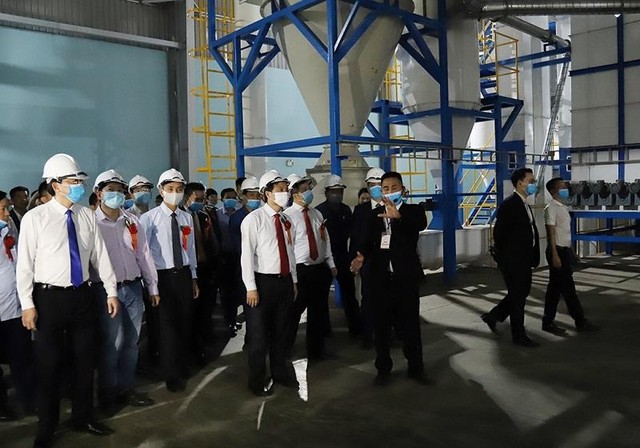 Lãnh đạo địa phương tham quan tại Nhà máy Sản xuất, chế biến lâm sản tiêu thụ nội địa và xuất khẩu An Việt Phát Hà Tĩnh (giai đoạn 1) do Công ty TNHH MTV Năng lượng An Việt Phát (thuộc Tập đoàn An Việt Phát) làm chủ đầu tư. Ảnh tư liệu Lãnh đạo địa phương tham quan tại Nhà máy Sản xuất, chế biến lâm sản tiêu thụ nội địa và xuất khẩu An Việt Phát Hà Tĩnh (giai đoạn 1) do Công ty TNHH MTV Năng lượng An Việt Phát (thuộc Tập đoàn An Việt Phát) làm chủ đầu tư. Ảnh tư liệu