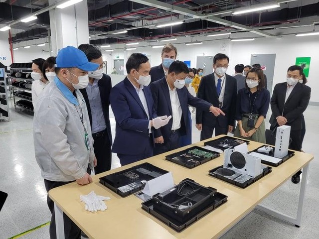 Lãnh đạo Thành ủy, UBND TP.Hải Phòng thăm Nhà máy sản xuất của Công ty TNHH Pegatron Việt Nam. Ảnh: Thanh Sơn Lãnh đạo Thành ủy, UBND TP.Hải Phòng thăm Nhà máy sản xuất của Công ty TNHH Pegatron Việt Nam. Ảnh: Thanh Sơn