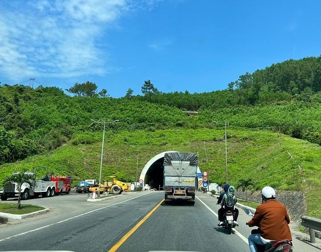 Tuyến Quốc lộ 14B qua địa phận Đà Nẵng, đoạn từ Túy Loan đến giáp tỉnh Quảng Nam hiện rất chật hẹp, tiềm ẩn nguy cơ tai nạn giao thông. Ảnh: THÀNH LÂN (Báo Đà Nẵng). Tuyến Quốc lộ 14B qua địa phận Đà Nẵng, đoạn từ Túy Loan đến giáp tỉnh Quảng Nam hiện rất chật hẹp, tiềm ẩn nguy cơ tai nạn giao thông. Ảnh: THÀNH LÂN (Báo Đà Nẵng).