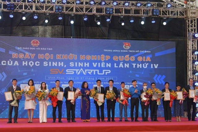 Thứ trưởng Bộ Giáo dục và Đào tạo Ngô Thị Minh trao chứng nhận tài trợ và hoa cho các doanh nghiệp. Thứ trưởng Bộ Giáo dục và Đào tạo Ngô Thị Minh trao chứng nhận tài trợ và hoa cho các doanh nghiệp.
