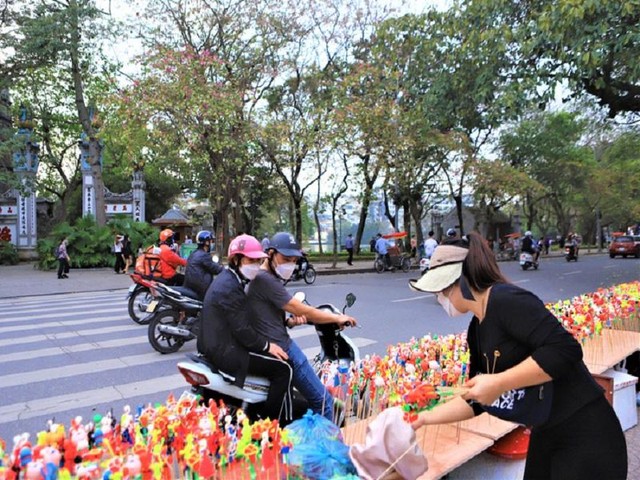 Chị Chiên háo hức mở lại hàng tò he tại Hồ Gươm sau thời gian dài nghỉ dịch. (Ảnh: Phương Linh) Chị Chiên háo hức mở lại hàng tò he tại Hồ Gươm sau thời gian dài nghỉ dịch. (Ảnh: Phương Linh)