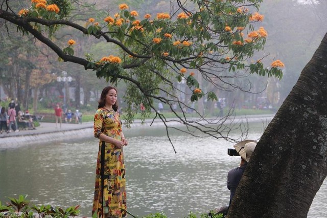 Hoa nở rộ, cô Phan Thu Phương cùng bạn bè rủ nhau lên phố chụp bộ ảnh kỉ niệm sau một thời gian dài không gặp mặt. (Ảnh: Phương Linh)