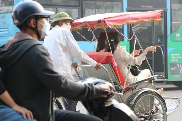 Dạo một vòng quanh phố cổ bằng xích lô. (Ảnh: Phương Linh)