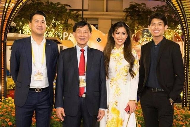 Ông Nguyễn William Hiếu (bìa trái) là 1 trong 4 cổ đông chủ chốt của IPP Air Cargo