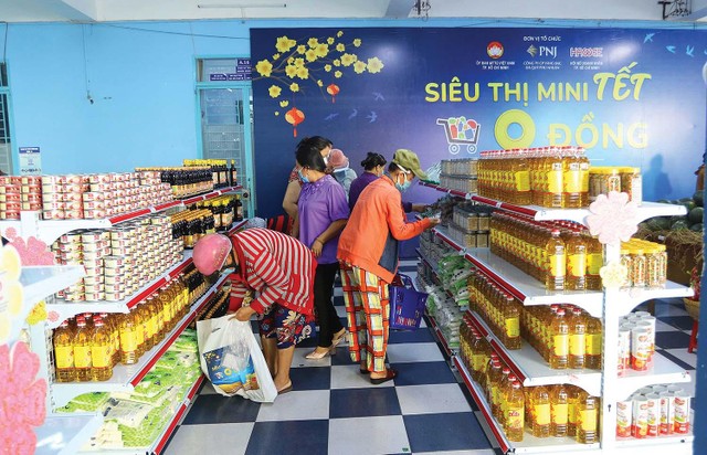 Chuỗi “Siêu thị mini 0 đồng” với sự đồng hành của các doanh nghiệp, hiệp hội doanh nghiệp đã hỗ trợ, xoa dịu phần nào nỗi lo của rất nhiều lao động mất việc làm và gia đình nghèo giữa đại dịch Ảnh: Lê Toàn Chuỗi “Siêu thị mini 0 đồng” với sự đồng hành của các doanh nghiệp, hiệp hội doanh nghiệp đã hỗ trợ, xoa dịu phần nào nỗi lo của rất nhiều lao động mất việc làm và gia đình nghèo giữa đại dịch Ảnh: Lê Toàn