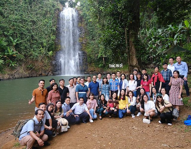 Đoàn khảo sát thác Pa Sỹ, Kon Tun. (Ảnh: Hồ Hạ)