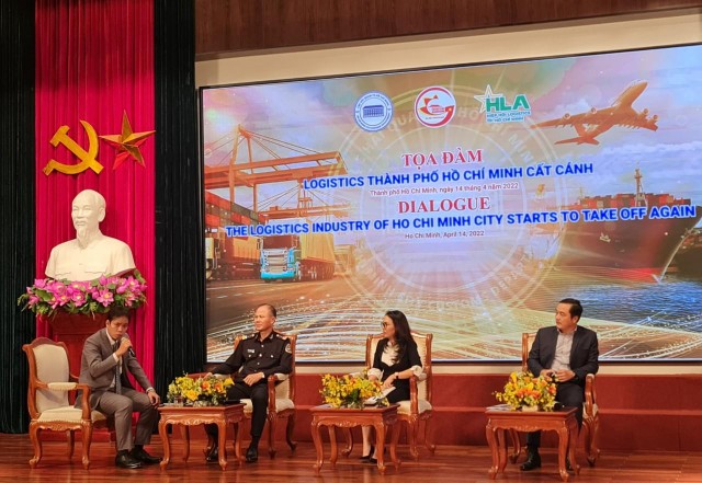 Giám đốc Sở Công thương cho bết hiện có 1.505 nhà kho, đa số đều có diện tích nhỏ. Do đó, các doanh nghiệp có xu hướng thu hẹp tại TP.HCM và chuyển dịch sang các vùng lân cận như Bình Dương, Đồng Nai. Ảnh: Trọng Tín Giám đốc Sở Công thương cho bết hiện có 1.505 nhà kho, đa số đều có diện tích nhỏ. Do đó, các doanh nghiệp có xu hướng thu hẹp tại TP.HCM và chuyển dịch sang các vùng lân cận như Bình Dương, Đồng Nai. Ảnh: Trọng Tín