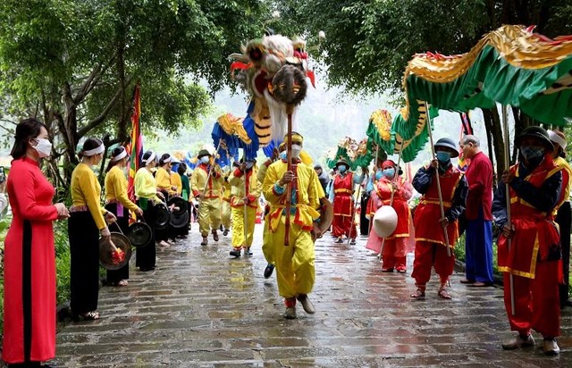 Rước Rồng tại đền Suối Tiên, nơi thực hiện nghi lễ chính của Lễ hội