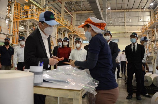 Bí thư Thành uỷ Đà Nẵng, ông Nguyễn Văn Quảng trong lần thăm hỏi, động viên hoạt động sản xuất của doanh nghiệp.