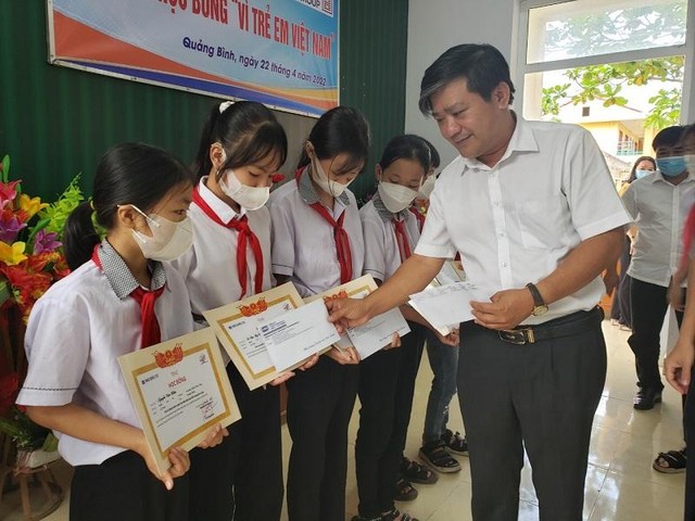 Nhà báo Hoàng Kim Thủy, Trưởng Văn phòng Đại diện Báo Đầu tư tại khu vực miền Trung - Tây Nguyên trao học bổng cho các học sinh có hoàn cảnh khó khăn, vượt khó vươn lên trong học tập. Nhà báo Hoàng Kim Thủy, Trưởng Văn phòng Đại diện Báo Đầu tư tại khu vực miền Trung - Tây Nguyên trao học bổng cho các học sinh có hoàn cảnh khó khăn, vượt khó vươn lên trong học tập.