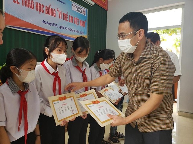 Ông Mai Hồng Ngọc, Phó giám đốc Sở Kế hoạch và Đầu tư tỉnh Quảng Bình trao học bổng cho các cháu. Ông Mai Hồng Ngọc, Phó giám đốc Sở Kế hoạch và Đầu tư tỉnh Quảng Bình trao học bổng cho các cháu.