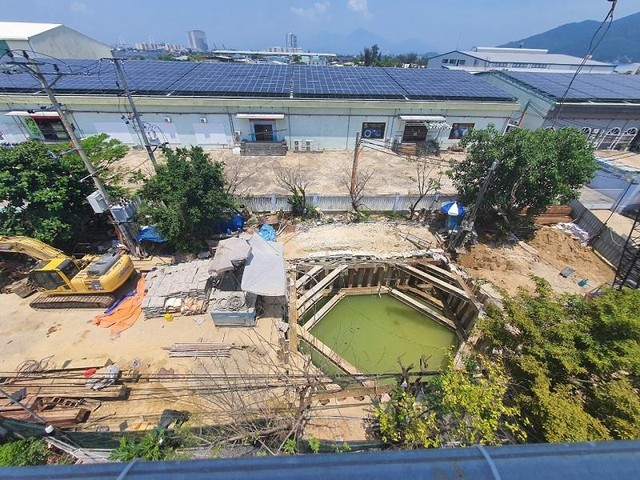 Vị trí thi công làm nứt nẻ nhà dân nằm giữa đường Trần Nhân Tông, phường Thọ Quang, quận Sơn Trà, Đà Nẵng. Ảnh: Nhiệt Băng Vị trí thi công làm nứt nẻ nhà dân nằm giữa đường Trần Nhân Tông, phường Thọ Quang, quận Sơn Trà, Đà Nẵng. Ảnh: Nhiệt Băng