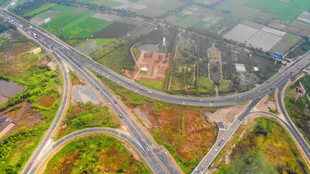 Các phương tiện được lưu thông trên đường cao tốc trừ : Xe máy chuyên dùng có tốc độ thiết kế nhỏ hơn 70 km/h; Máy kéo, xe mô tô, xe gắn máy, xe thô sơ, người đi bộ, súc vật; Xe máy thi công tự hành, xe bánh xích.