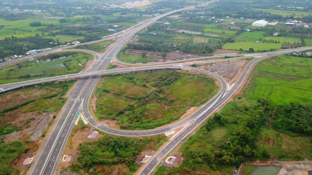 Cao tốc Trung Lương - Mỹ Thuận đưa vào lưu thông 2 chiều trên tuyến chính không thu phí từ 07h30, ngày 30/4/2022, dự kiến trong 60 ngày với tốc độ tối thiểu 60 km/h, tối đa 80 km/h.