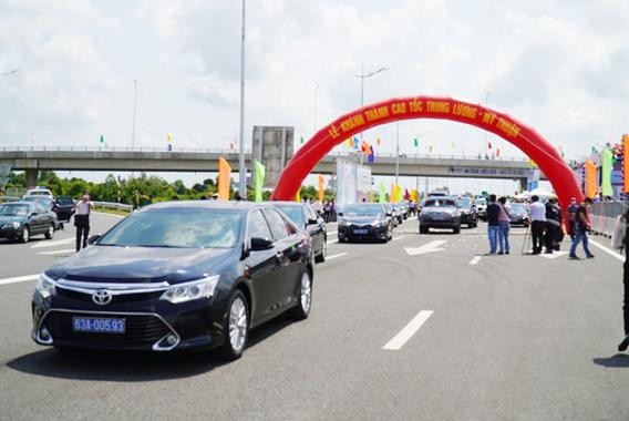 Đoàn xe đầu tiên lăn bánh ngày khánh thành.