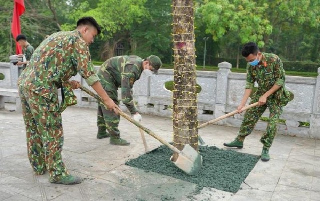 Trang trí bồn cây quanh hào Thành cổ. (Ảnh: Phương Linh)