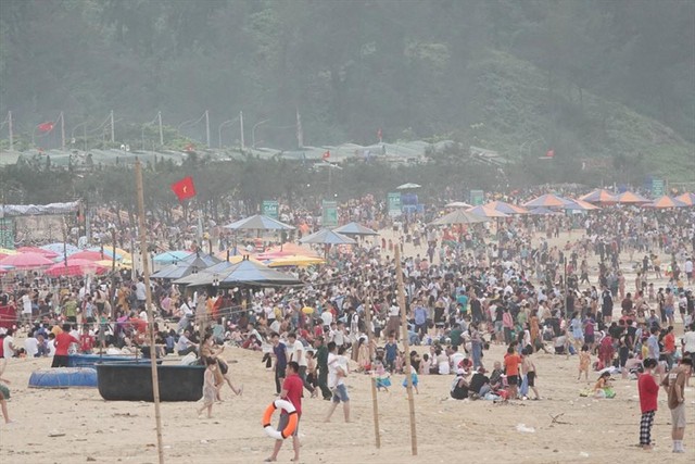 Lễ hội du lịch biển 2022 với chủ đề “Hà Tĩnh - Âm vang biển” đã thu hút hàng vạn du khách đổ về biển Thiên Cầm hưởng ứng... Lễ hội du lịch biển 2022 với chủ đề “Hà Tĩnh - Âm vang biển” đã thu hút hàng vạn du khách đổ về biển Thiên Cầm hưởng ứng...