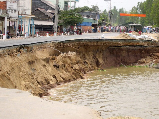 Sạt lỡ, hạn hán, xâm nhập mặn diễn ra hàng năm khiến hoạt động nuôi trồng thủy sản của người nông dân tiếp tục ảnh hưởng. Ảnh: Lê Toàn Sạt lỡ, hạn hán, xâm nhập mặn diễn ra hàng năm khiến hoạt động nuôi trồng thủy sản của người nông dân tiếp tục ảnh hưởng. Ảnh: Lê Toàn