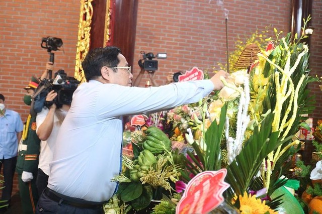 Thủ tướng Phạm Minh Chính dâng hương tưởng nhớ Bác Hồ tại Khu lưu niệm Chủ tịch Hồ Chí Minh, xã Nam Cường, huyện Tiền Hải.