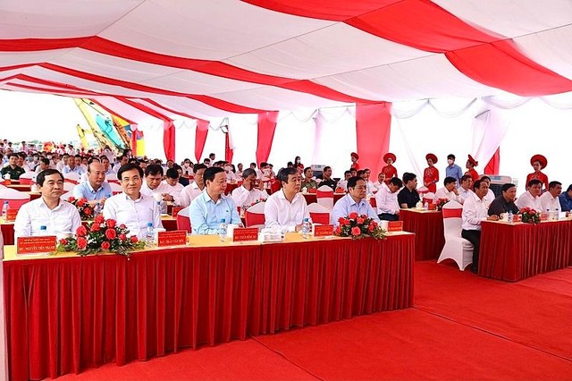 Các đại biểu Trung ương và địa phương dự Lễ khởi công Dự án đầu tư xây dựng tuyến đường vành đai phía Nam TP. Thái Bình. Các đại biểu Trung ương và địa phương dự Lễ khởi công Dự án đầu tư xây dựng tuyến đường vành đai phía Nam TP. Thái Bình.