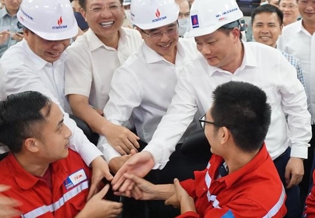 Chủ tịch HĐTV Petrovietnam Hoàng Quốc Vượng (hàng đứng, thứ hai bên phải) trong ngày hòa lưới điện Tổ máy số 1 Nhiệt điện Thái Bình 2