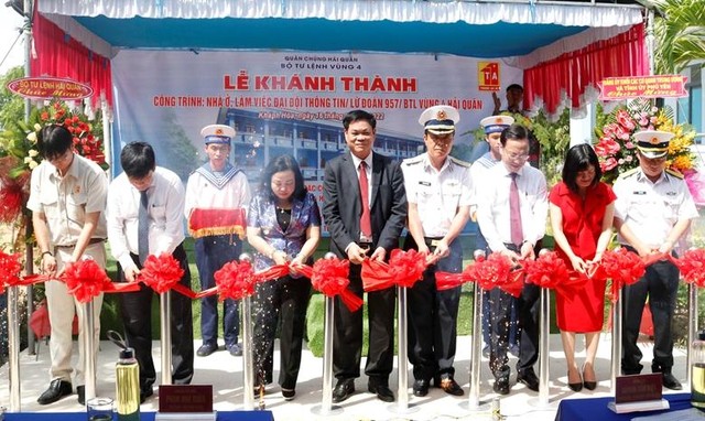 Các đại biểu cắt băng khánh thành công trình Các đại biểu cắt băng khánh thành công trình