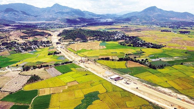 Việc đầu tư hệ thống đường bộ cao tốc đòi hỏi chi phí đầu tư xây dựng cũng như quản lý, vận hành, bảo trì rất lớn. Việc đầu tư hệ thống đường bộ cao tốc đòi hỏi chi phí đầu tư xây dựng cũng như quản lý, vận hành, bảo trì rất lớn.