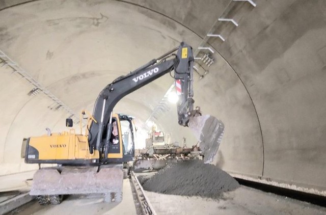 Thi công nền đường hầm đường bộ Tam Điệp tại Gói thầu 10-XL do Tập đoàn Sơn Hải triển khai thi công. Là một trong những hạng mục quan trọng của dự án cao tốc Bắc - Nam, hầm dài 245m, gồm 2 ống hầm, mỗi ống 3 làn xe, được các đơn vị thi công đào xuyên qua đèo Tam Điệp. Với năng lực, bề dày kinh nghiệm thi công hầm, Tập đoàn Sơn Hải đang phấn đấu hoàn thành hạng mục trong tháng 6/2022. Hiện hạng mục này đã thi công hơn 90% giá trị. Thi công nền đường hầm đường bộ Tam Điệp tại Gói thầu 10-XL do Tập đoàn Sơn Hải triển khai thi công. Là một trong những hạng mục quan trọng của dự án cao tốc Bắc - Nam, hầm dài 245m, gồm 2 ống hầm, mỗi ống 3 làn xe, được các đơn vị thi công đào xuyên qua đèo Tam Điệp. Với năng lực, bề dày kinh nghiệm thi công hầm, Tập đoàn Sơn Hải đang phấn đấu hoàn thành hạng mục trong tháng 6/2022. Hiện hạng mục này đã thi công hơn 90% giá trị.