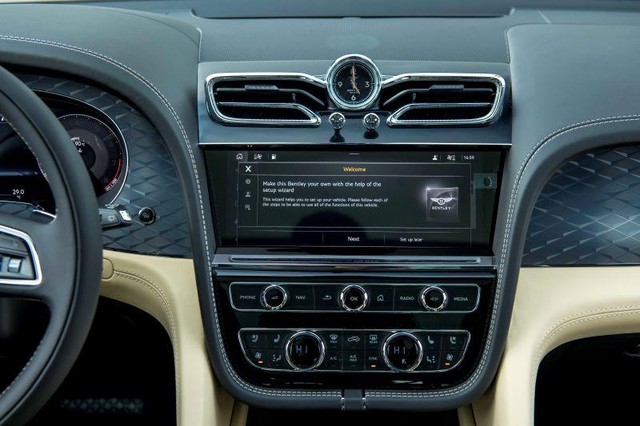 Cả hai màn hình cảm ứng có thể tháo rời đều được trang bị cổng HDMI, cho phép sử dụng các thiết bị đa phương tiện như Amazon Firestick hoặc bảng điều khiển trò chơi. Cổng USB Loại C mới nhất cung cấp điểm sạc thuận tiện cho thiết bị di động của khách hàng, cũng như dự phòng cho các bản cập nhật phần mềm