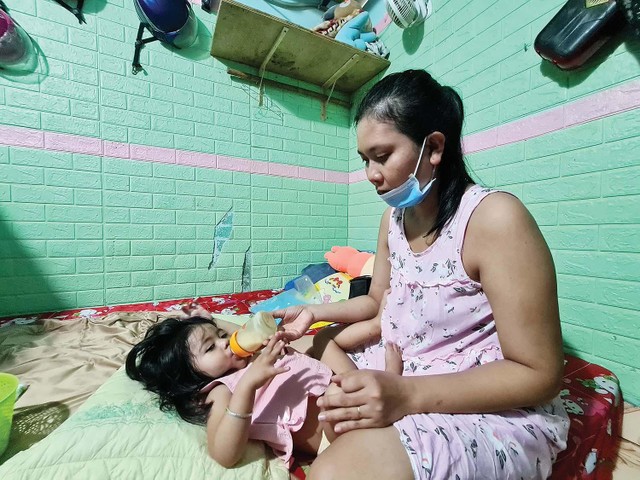 Căn phòng trọ của vợ chồng chị Thạch Thị Hồng Sa thuê ở chưa đầy 10 m2.