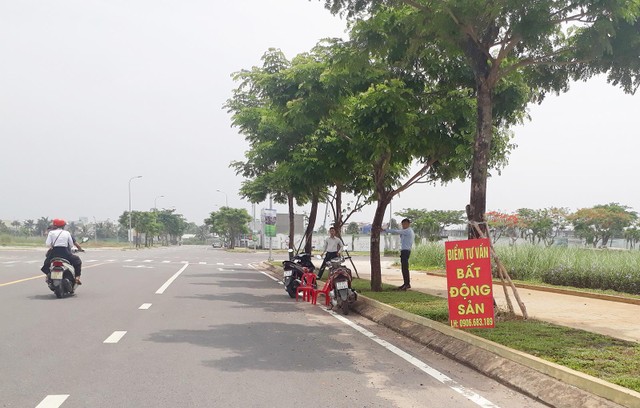 Môi giới chờ khách giữa cái nắng oi ả. Ảnh: Việt Dũng Môi giới chờ khách giữa cái nắng oi ả. Ảnh: Việt Dũng