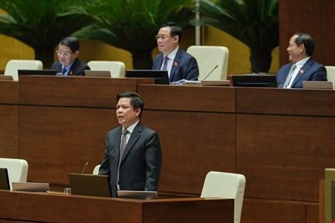 Bộ trưởng Nguyễn VănThể giải trình trước Quốc hội.