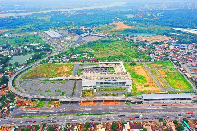 Một trong những nguyên nhân chính dẫn đến tình trạng tiêu điều của bến xe Miền Đông mới là do chủ đầu tư Samco chưa hoàn thiện các thủ tục pháp lý liên quan đất đai. Một trong những nguyên nhân chính dẫn đến tình trạng tiêu điều của bến xe Miền Đông mới là do chủ đầu tư Samco chưa hoàn thiện các thủ tục pháp lý liên quan đất đai.